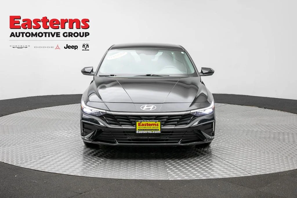 Used 2025 Black Hyundai SE image 2