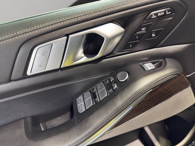Used 2021 Black Sapphire Metallic BMW xDrive40i image 12