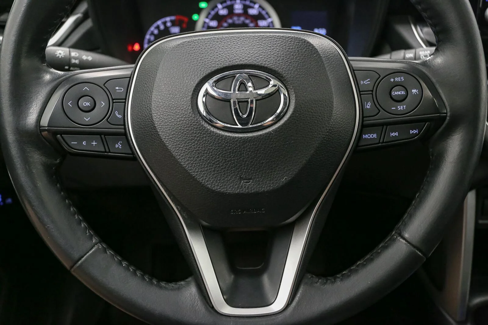 Used 2022 Wind Chill Pearl Toyota LE image 36