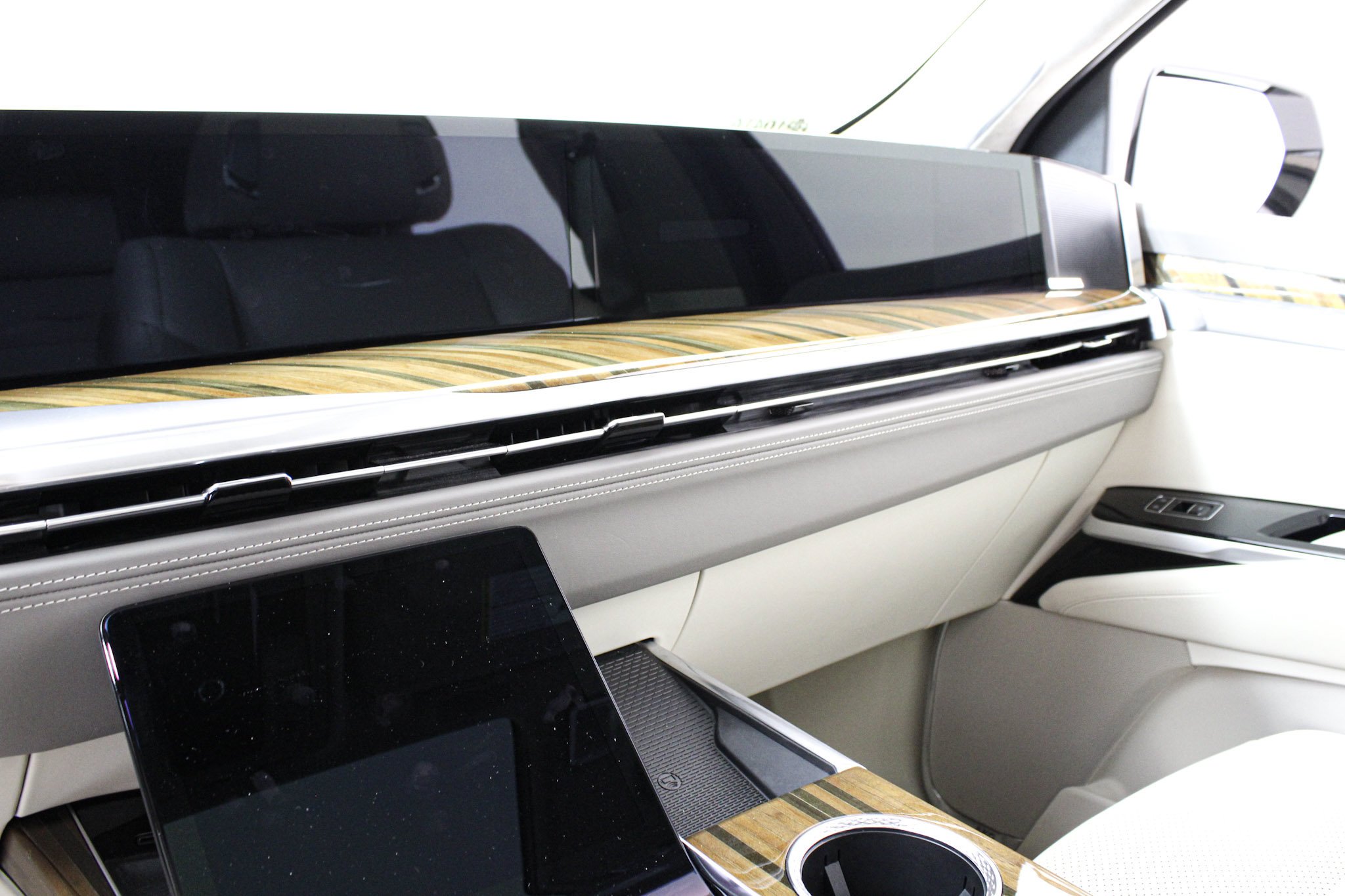 Used 2025 Crystal White Tricoat Cadillac Sport Platinum image 48