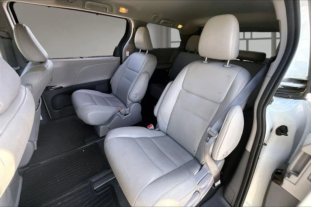 Used 2020 White Toyota XLE Premium image 21