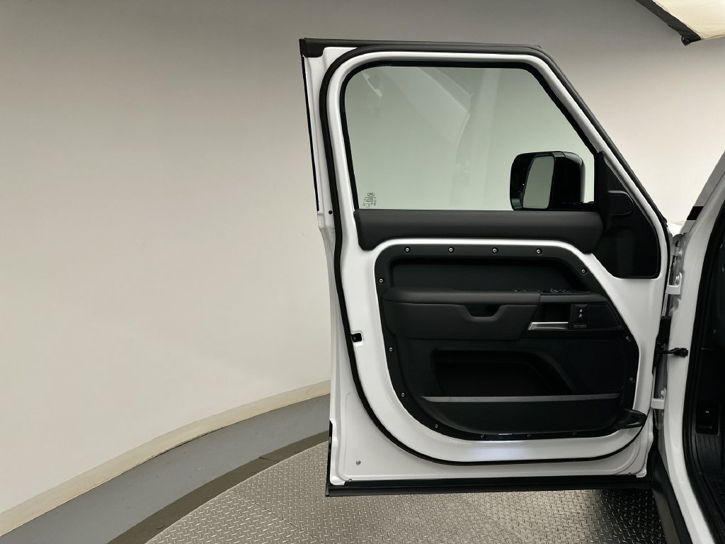New 2026 Fuji White Land Rover X-Dynamic SE image 9