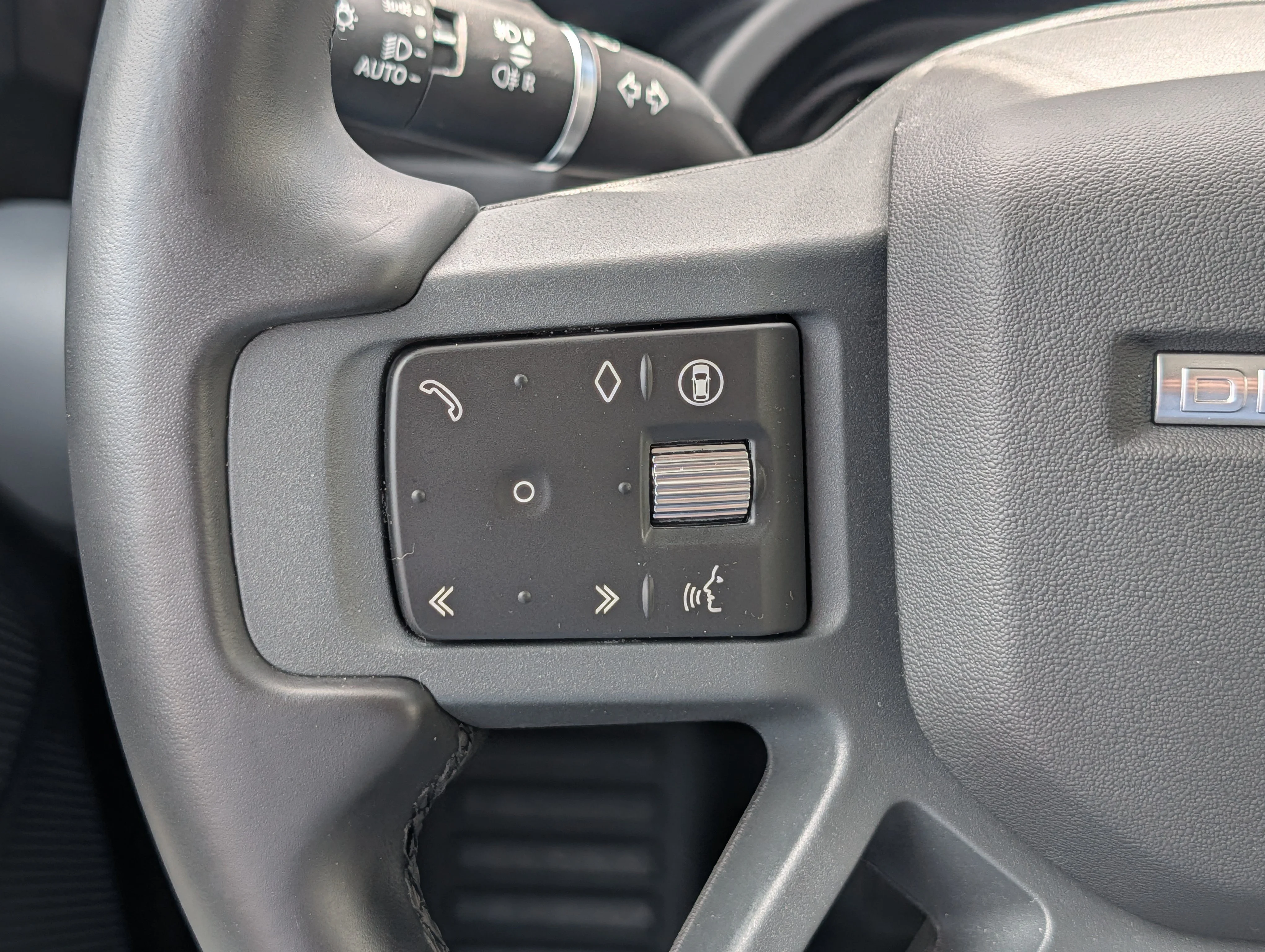 Used 2024 Tasman Blue Metallic Land Rover X-Dynamic SE image 31