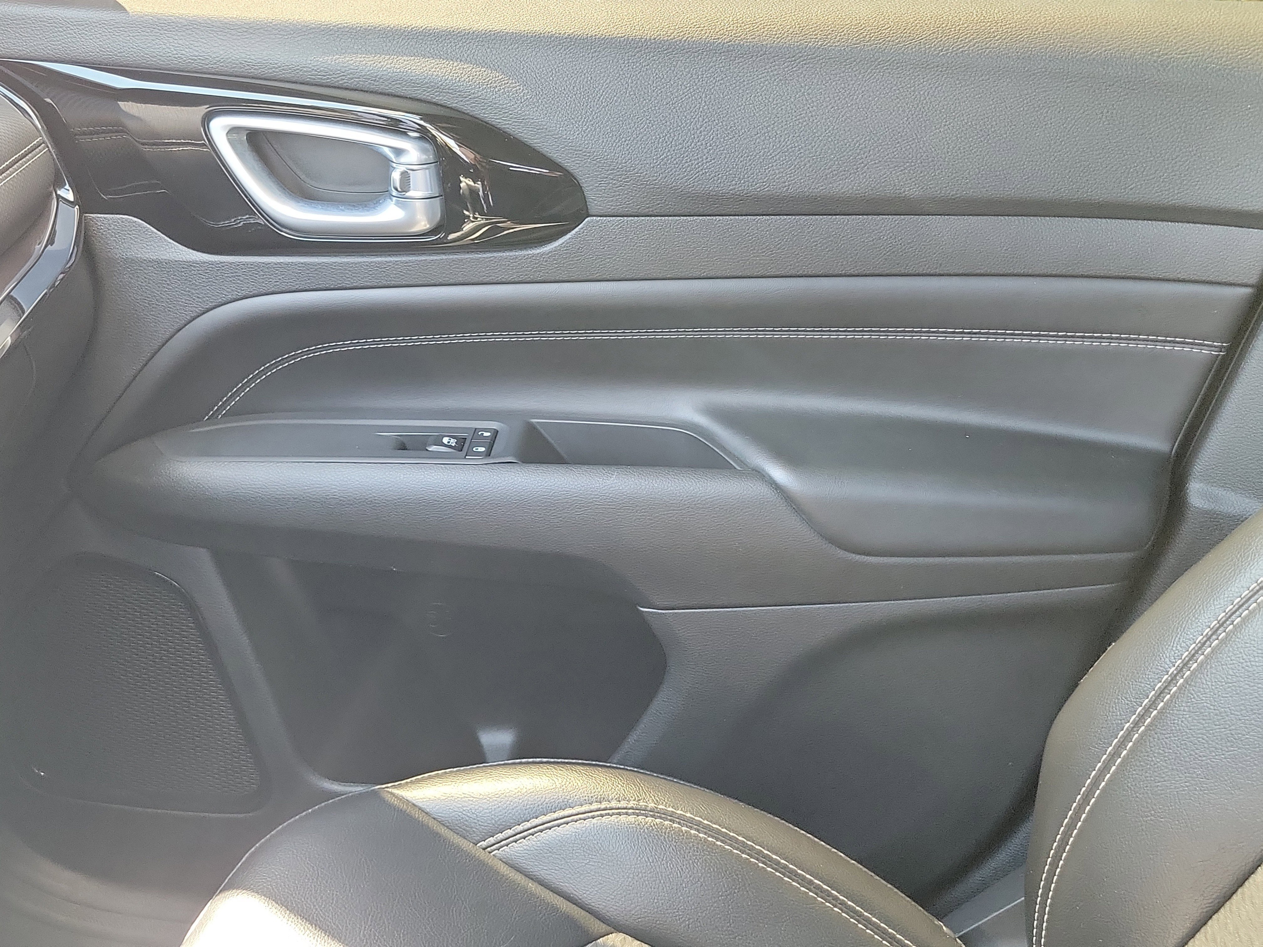 Used 2023 Granite Crystal Metallic Clearcoat Jeep Altitude image 27