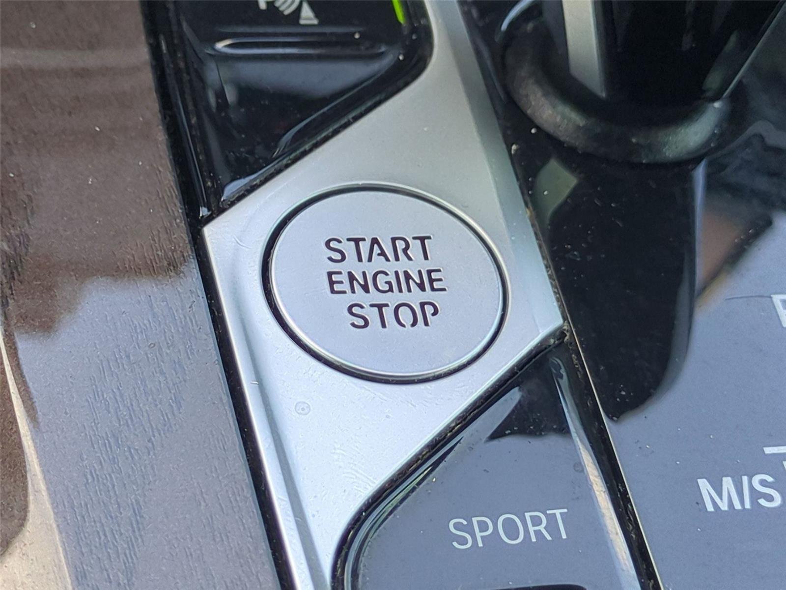 Used 2022 Alpine White BMW sDrive40i image 31