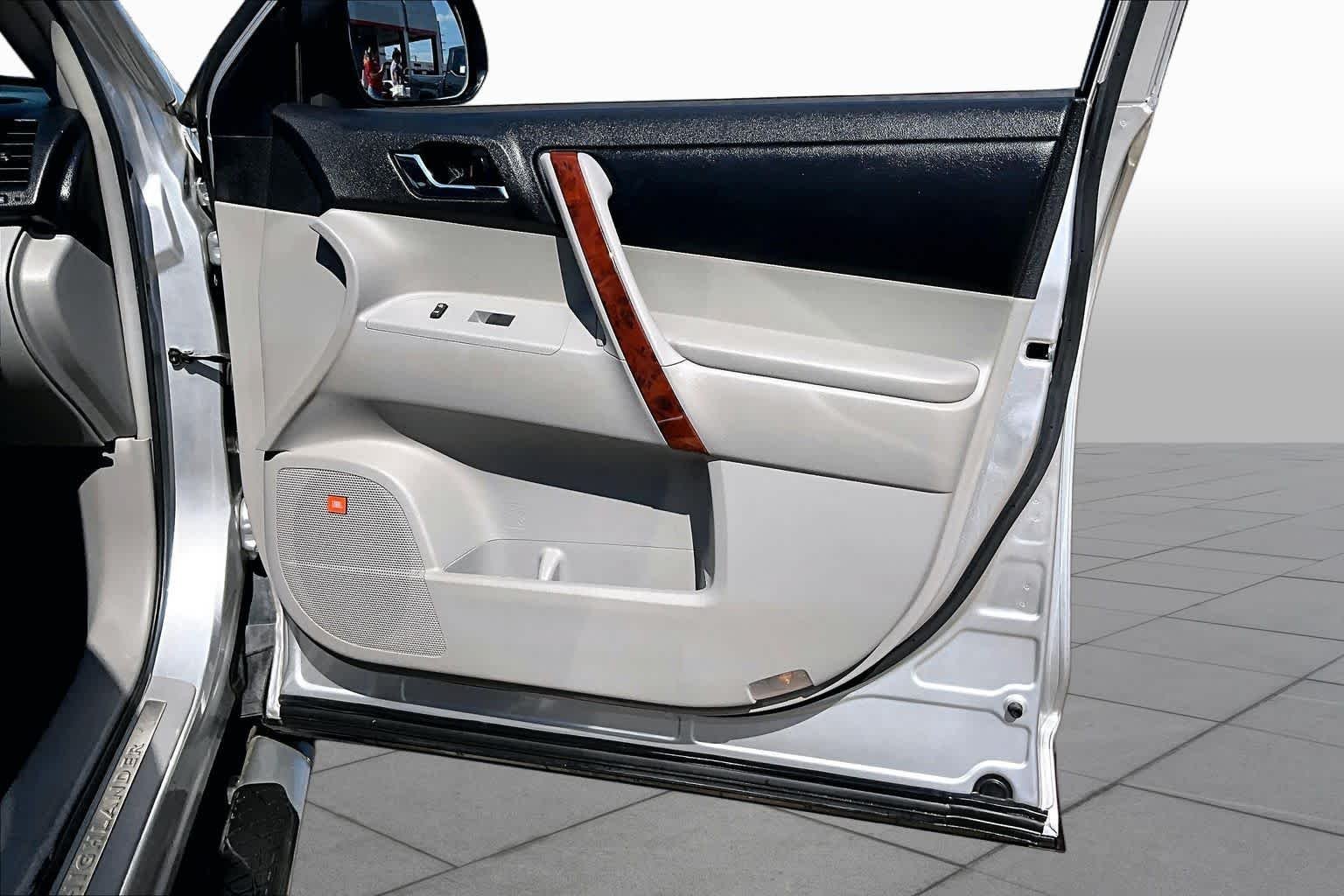 Used 2013 Classic Silver Metallic Toyota Limited image 21