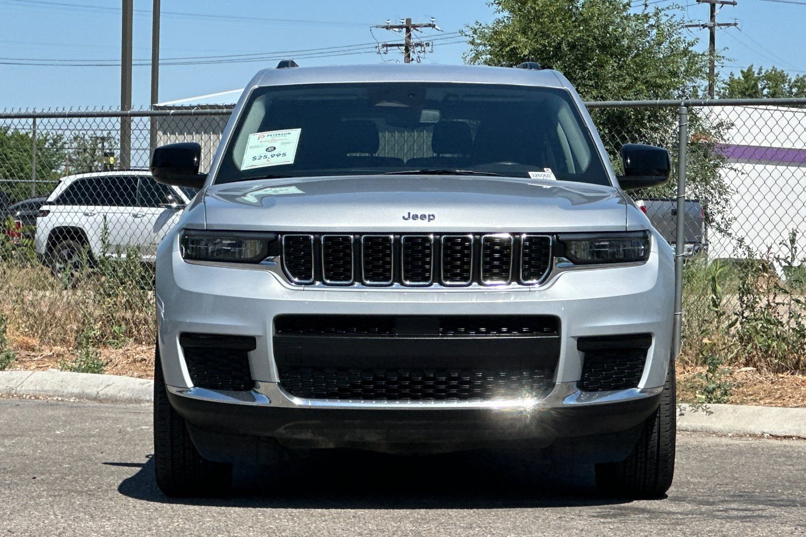 Used 2023 Silver Jeep Laredo image 9