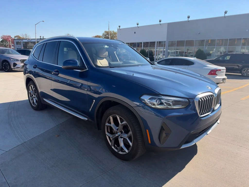 Used 2022 Blue BMW xDrive30i image 3