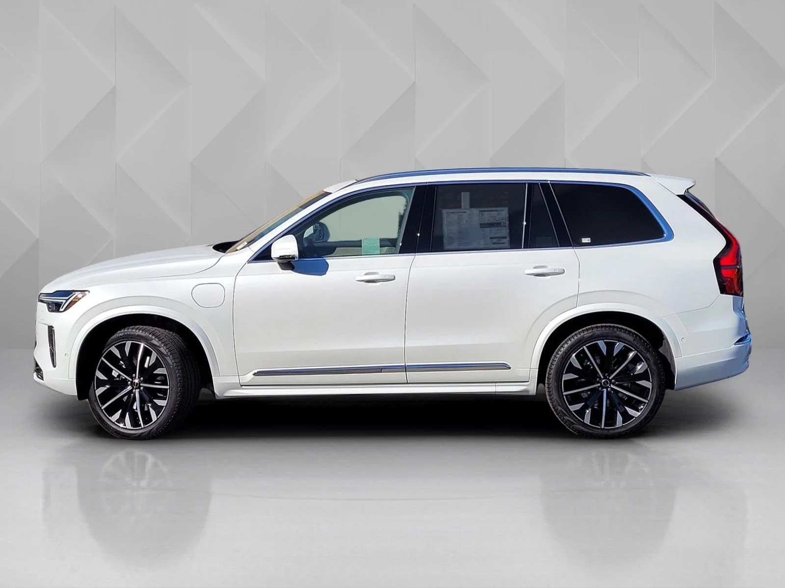 New 2026 White Volvo T8 Plus image 3