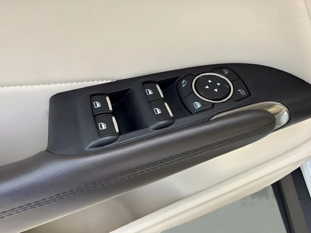 Used 2015 White Lincoln Base image 27