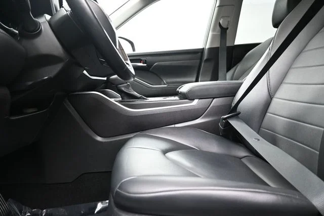 Used 2021 Black Toyota XLE image 26