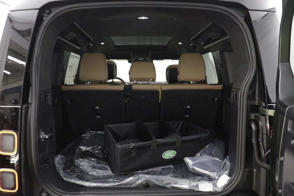 New 2026 Green Land Rover X-Dynamic SE image 19