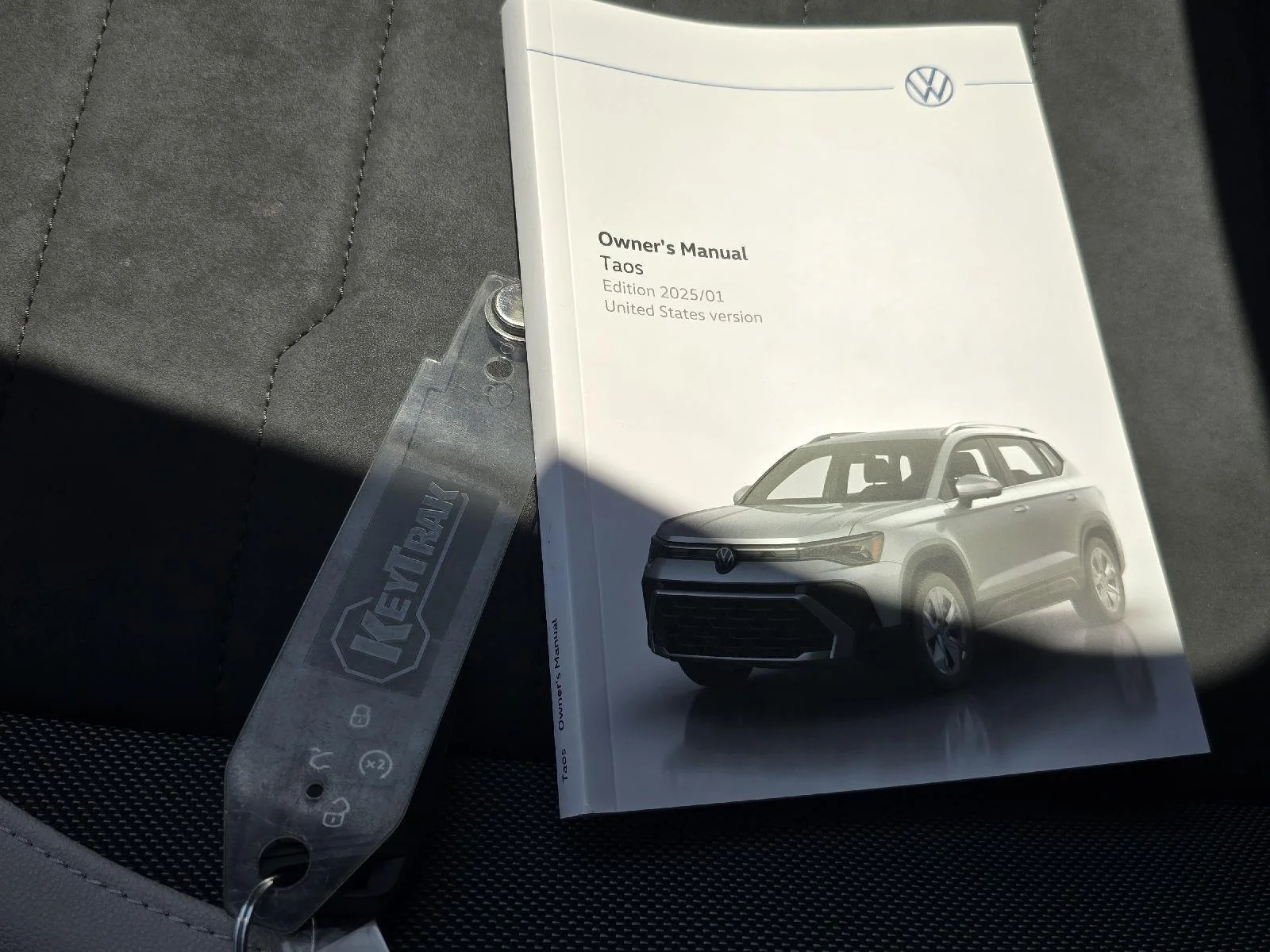 Certified Used 2025 WHITE Volkswagen SE image 17
