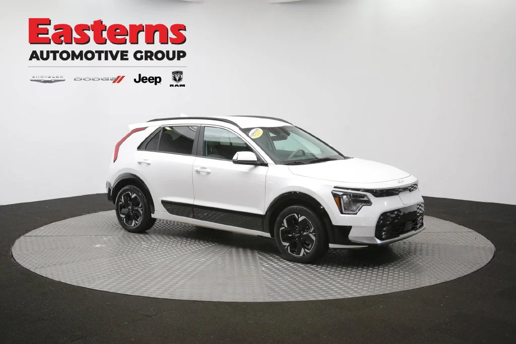 Used 2023 White Kia Wind image 43
