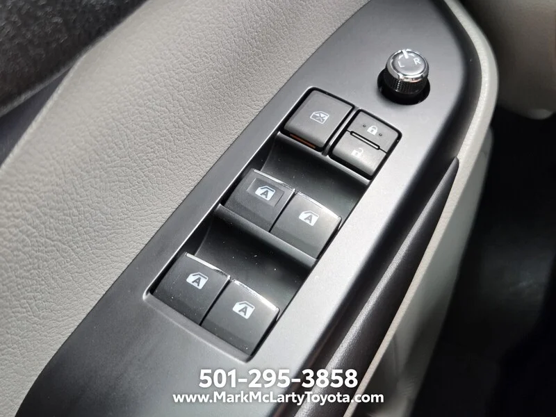 Used 2017 Blizzard Pearl TOYOTA LIMITED V6 FWD image 27