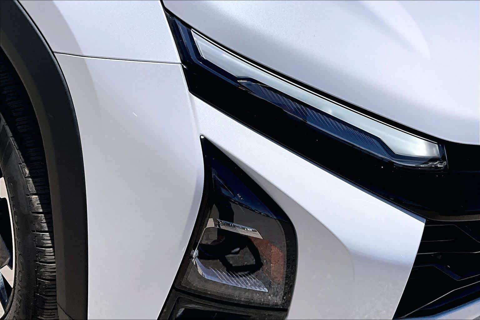 Used 2025 Iridescent Pearl Tricoat Chevrolet FWD RS image 25