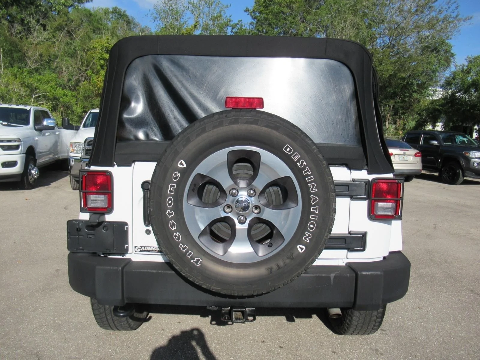 Used 2017 White Jeep Unlimited Sahara image 6