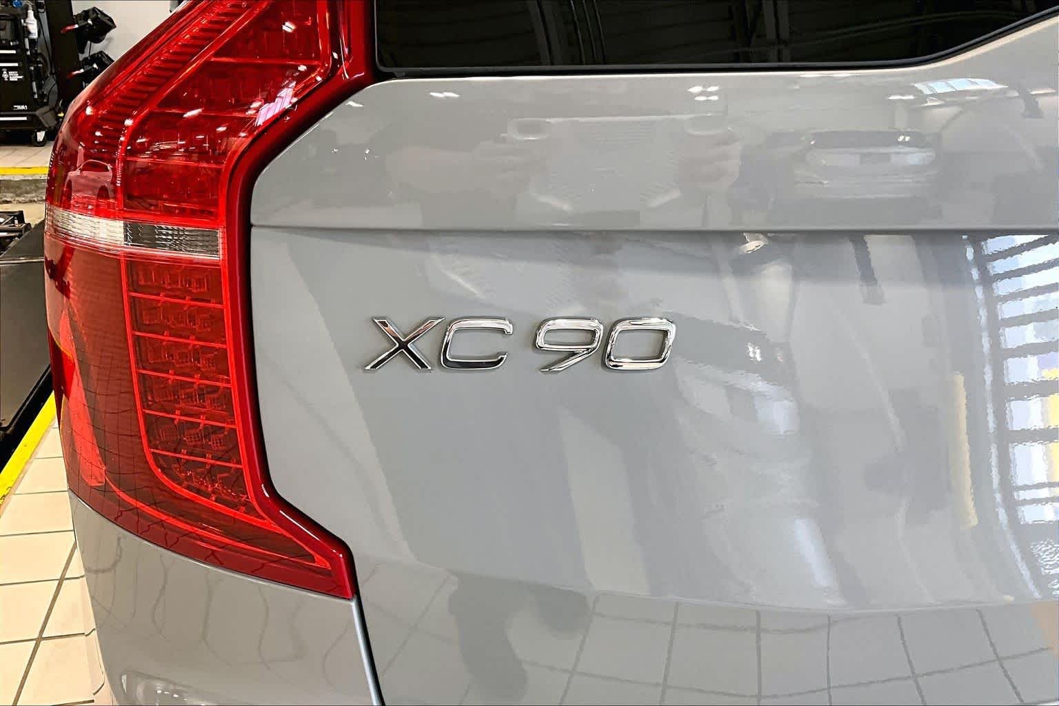Used 2025 Vapour Grey Metallic Volvo Plus image 31