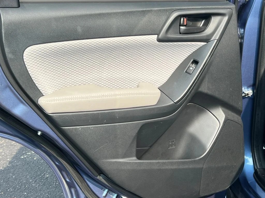 Used 2018 Blue Subaru 2.5i Premium image 34
