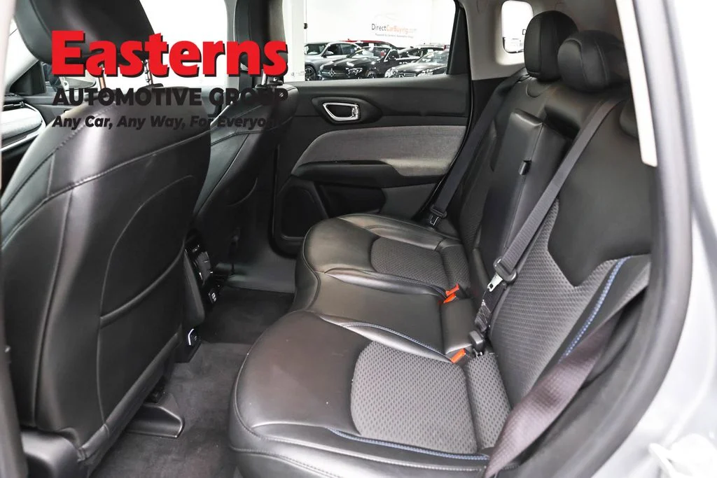 Used 2022 Silver Jeep Latitude image 20