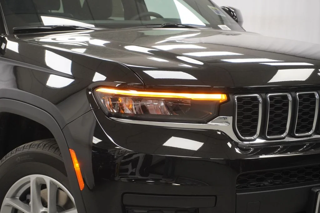 New 2026 Diamond Black Crystal Pearlcoat Jeep Laredo image 5