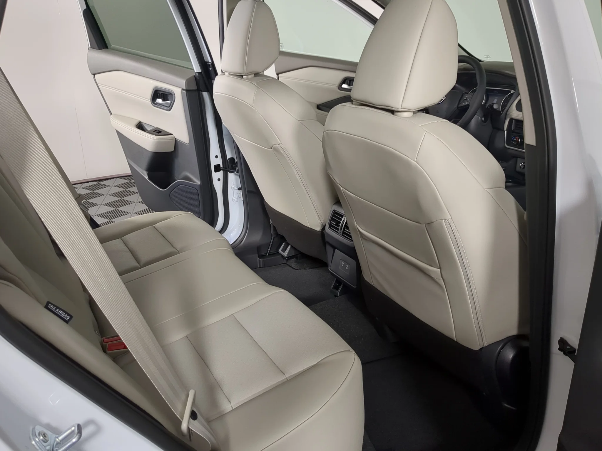 New 2027 Everest White Pearl Tricoat Nissan SV image 22