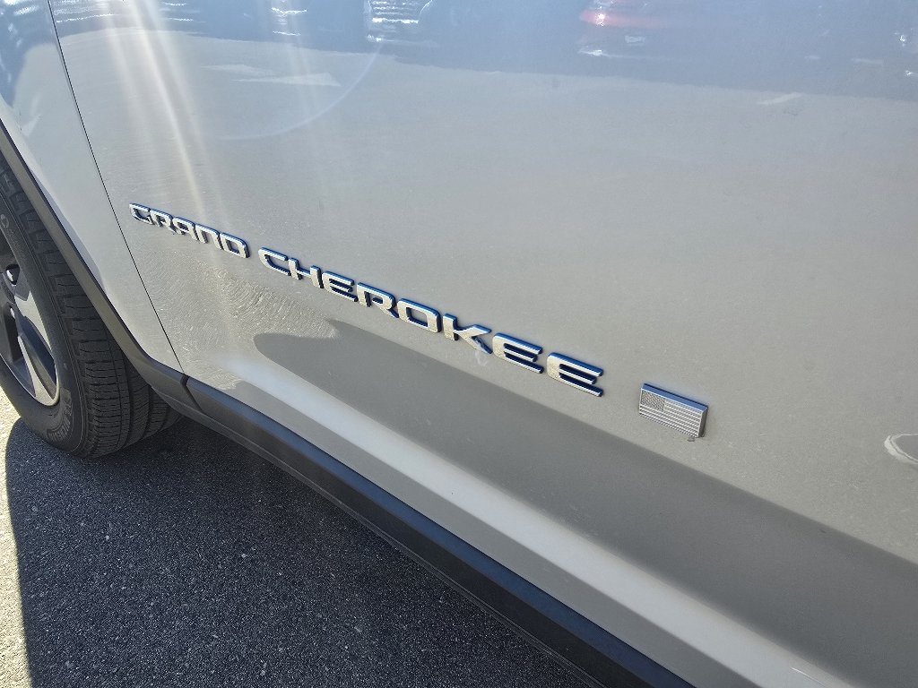 Used 2023 Silver Zynith Jeep 4xe image 10
