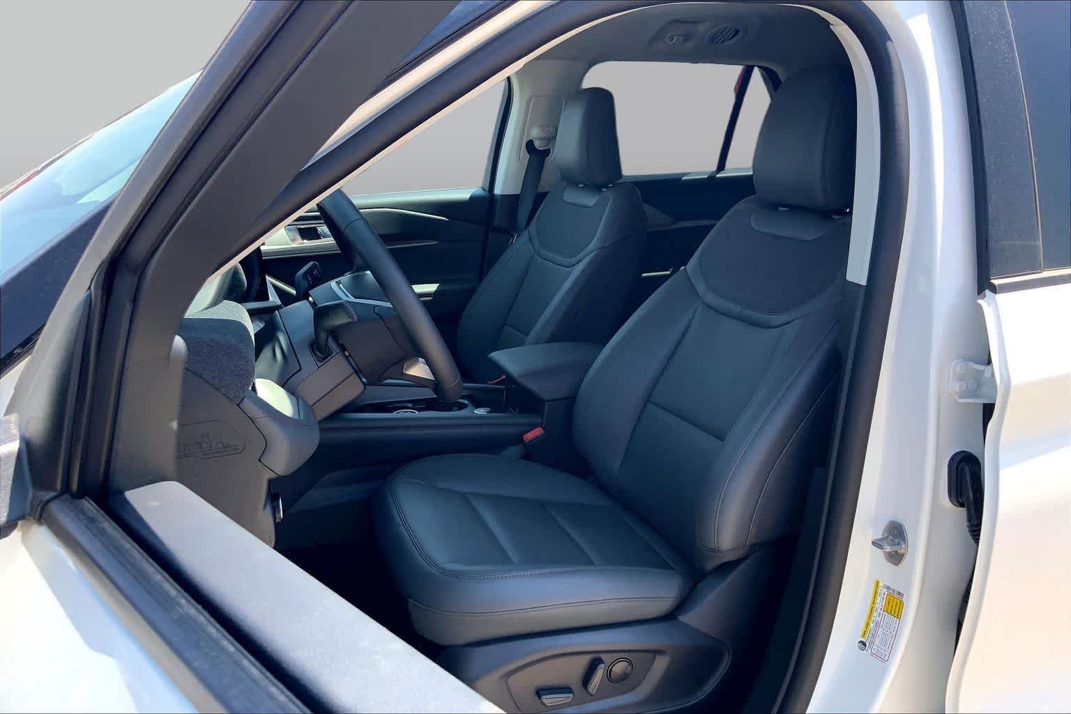 New 2026 Star White Metallic Tri-Coat Ford Active image 9