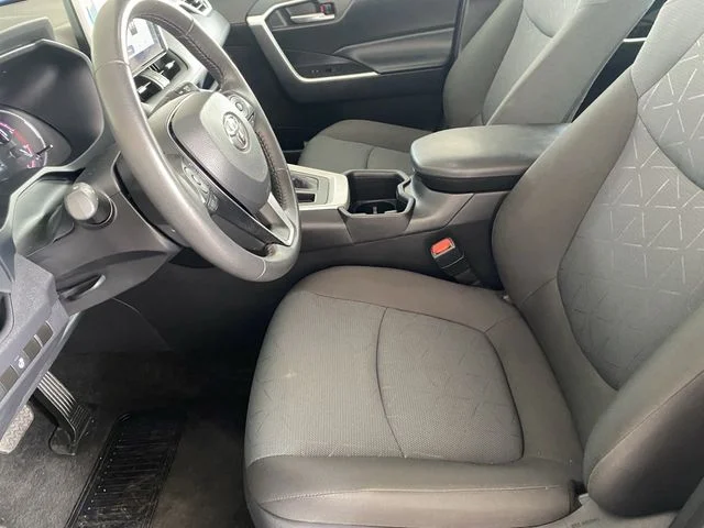 2025 Toyota RAV4 XLE - Photo 18