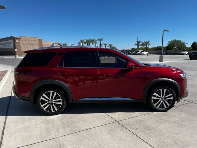 2022 Nissan Pathfinder Platinum photo 2