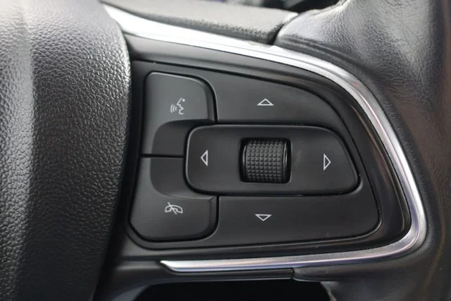 Used 2022 Red Buick Essence image 12