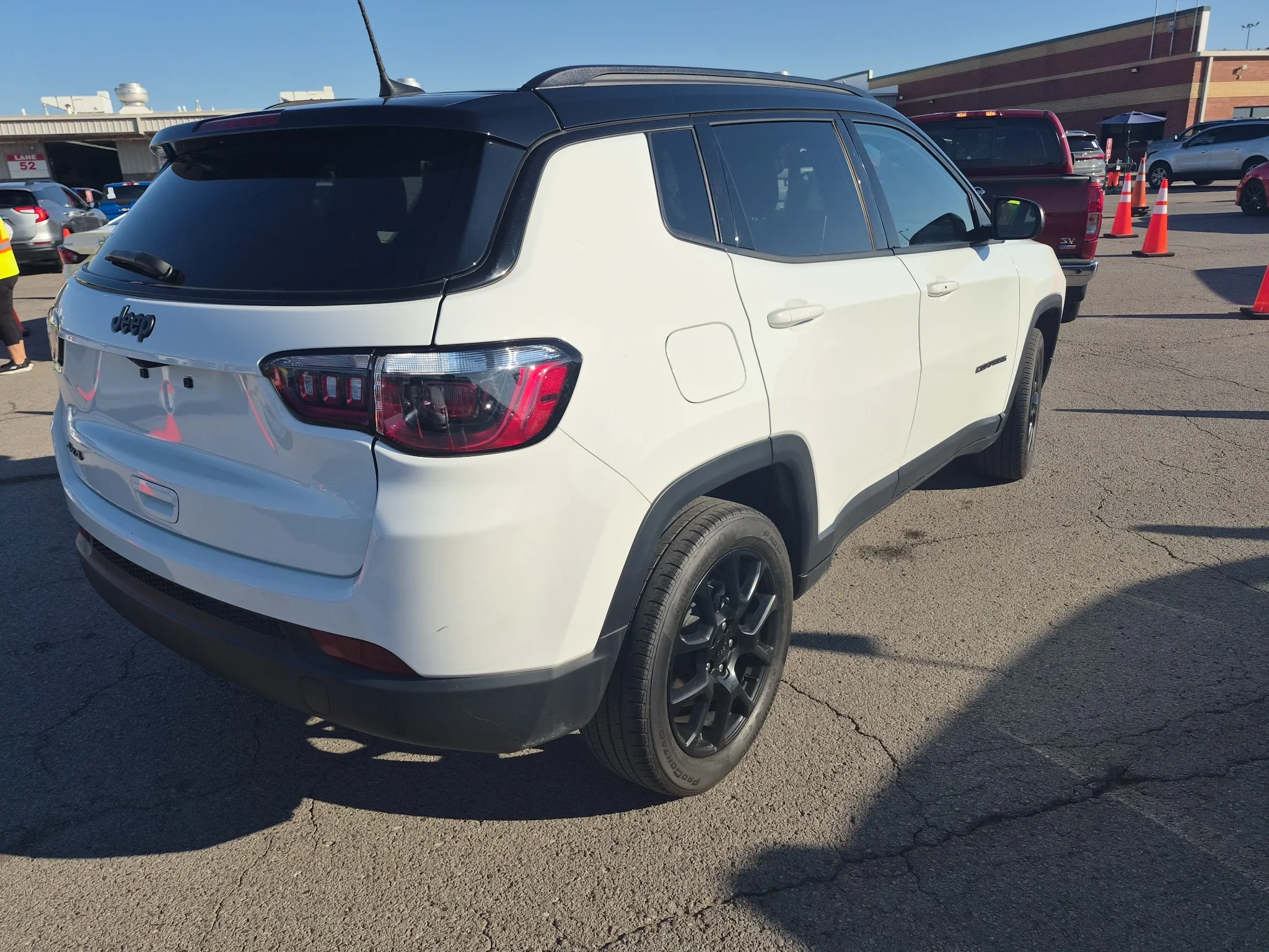 Used 2024 Whi Jeep Latitude image 2