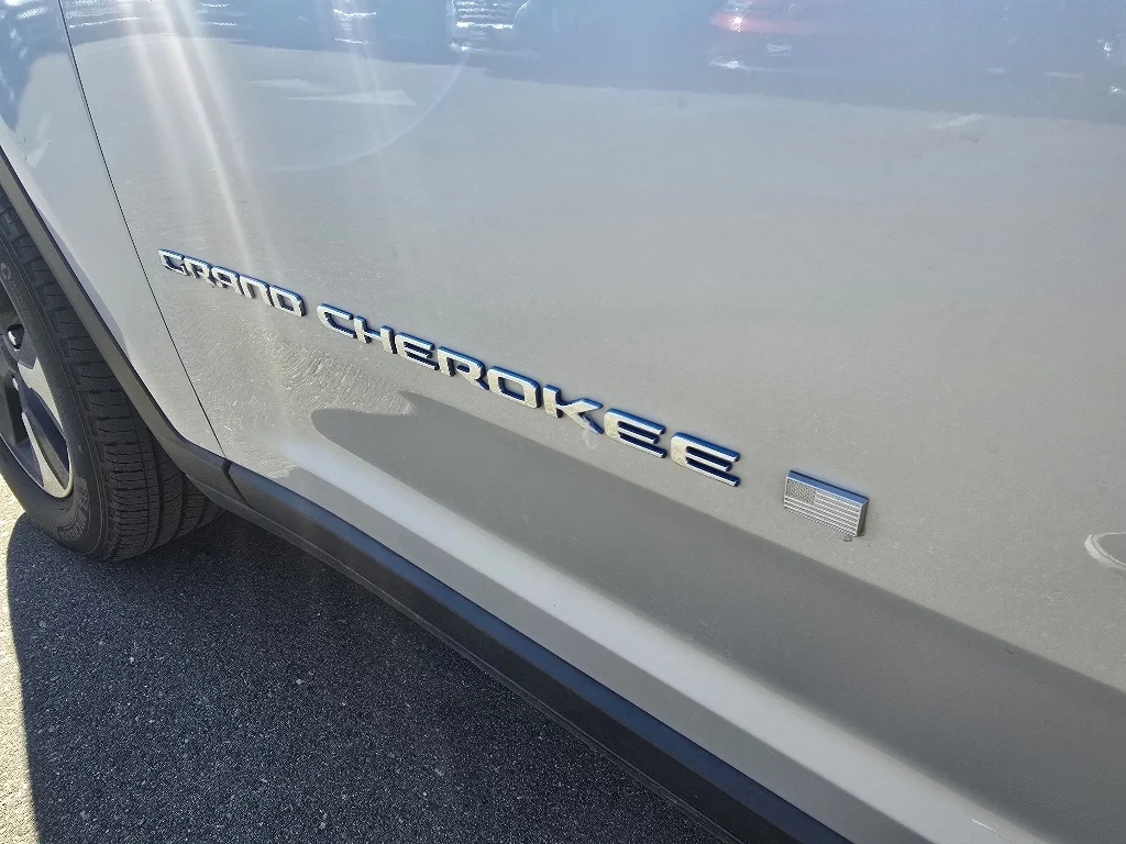 Used 2023 Silver Zynith Jeep 4xe image 10