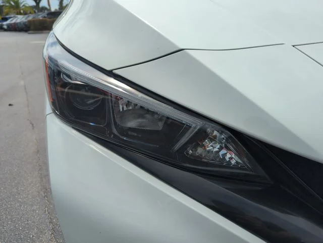 Used 2023 White Nissan S image 17