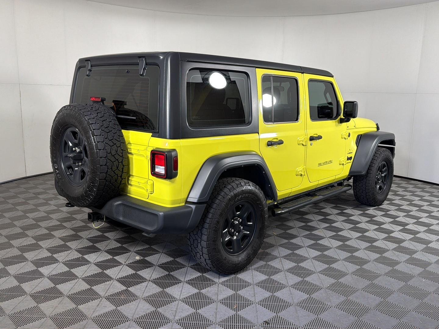 Used 2024 High Velocity Clearcoat Jeep Sport image 4