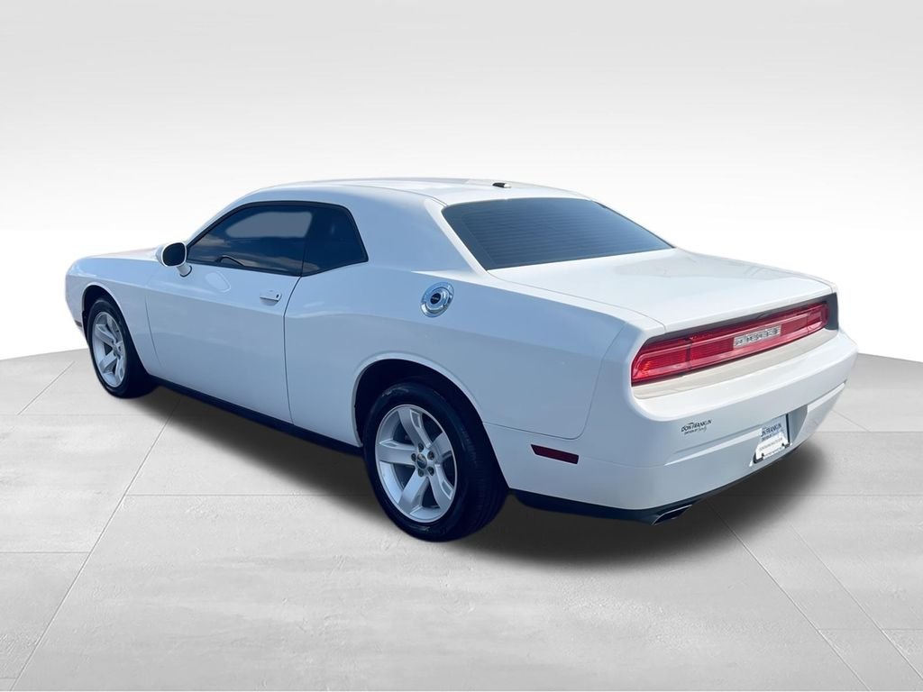 Used 2014 White Dodge SXT image 6