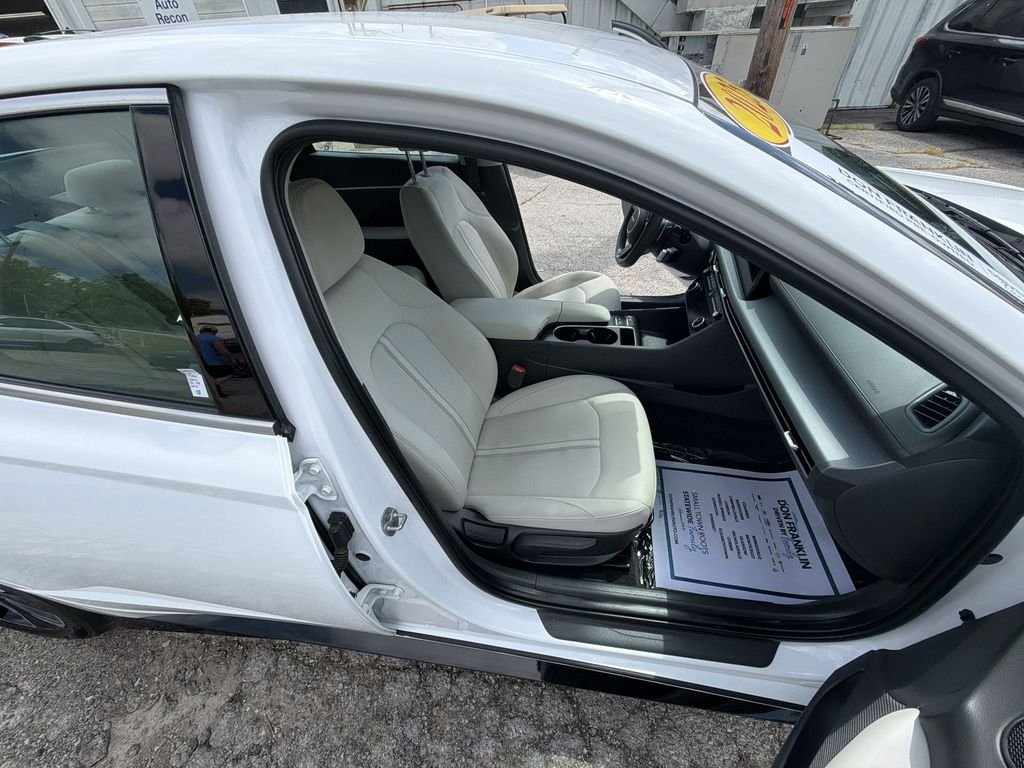 Used 2025 White Hyundai SEL image 24