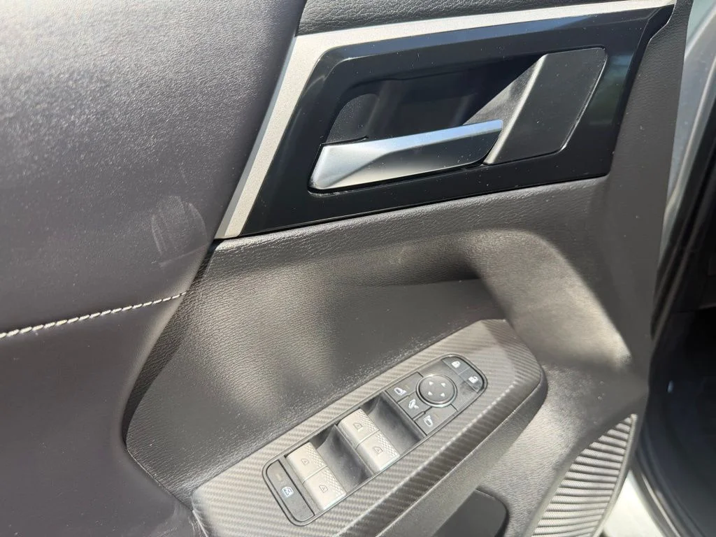Used 2024  Mitsubishi SE Black Edition image 18