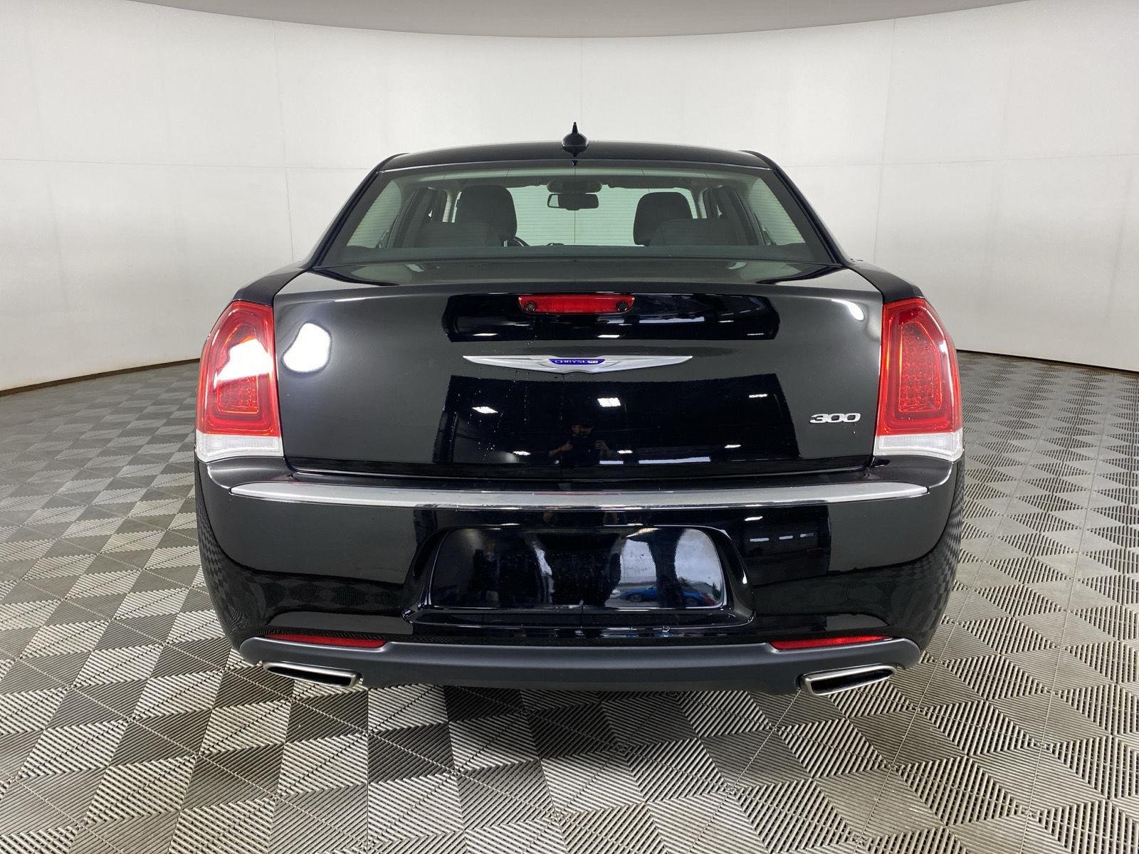 Used 2019 Gloss Black Chrysler Touring image 9