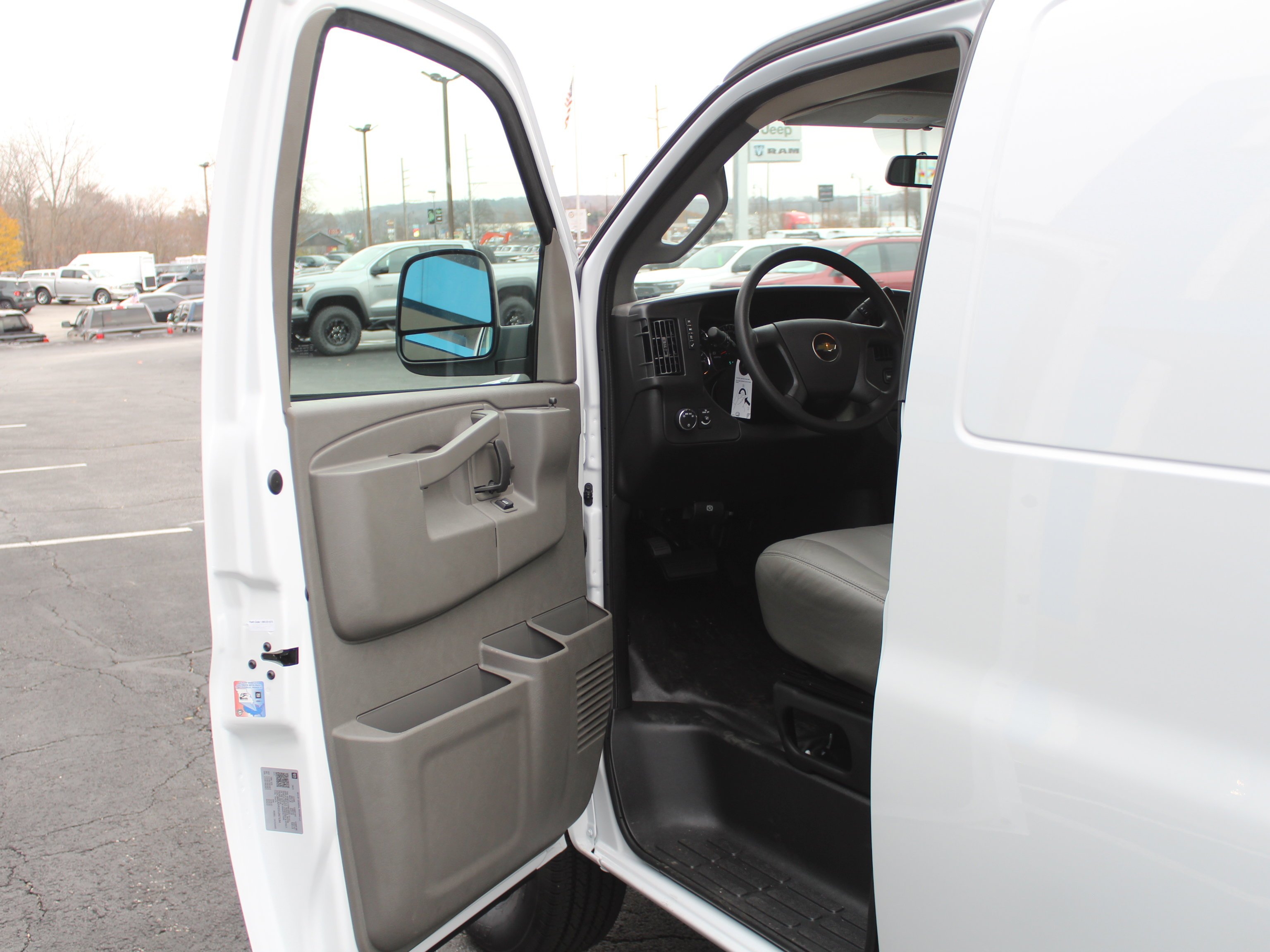 2025 Chevrolet Express Cargo Work Van - Photo 8