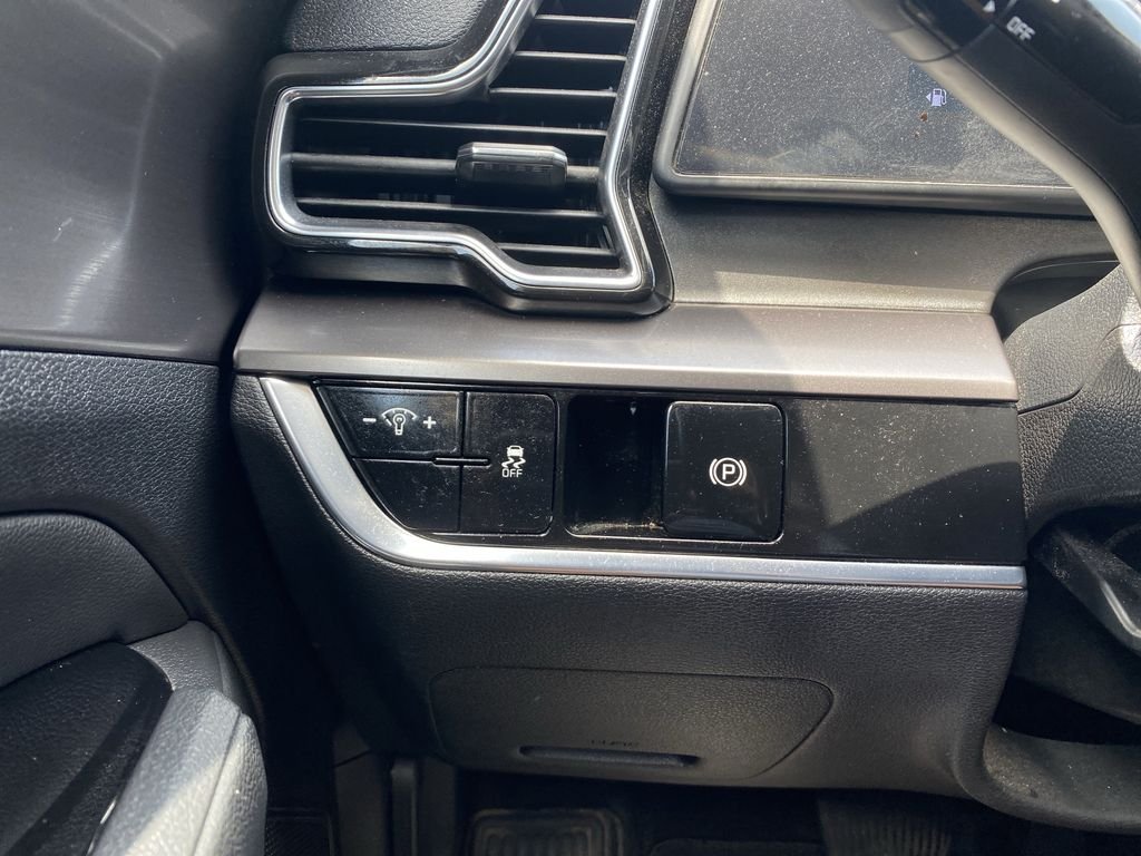 Used 2024 Everlasting Silver Kia EX image 19