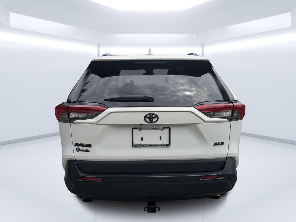 Used 2022 White Toyota XLE image 5