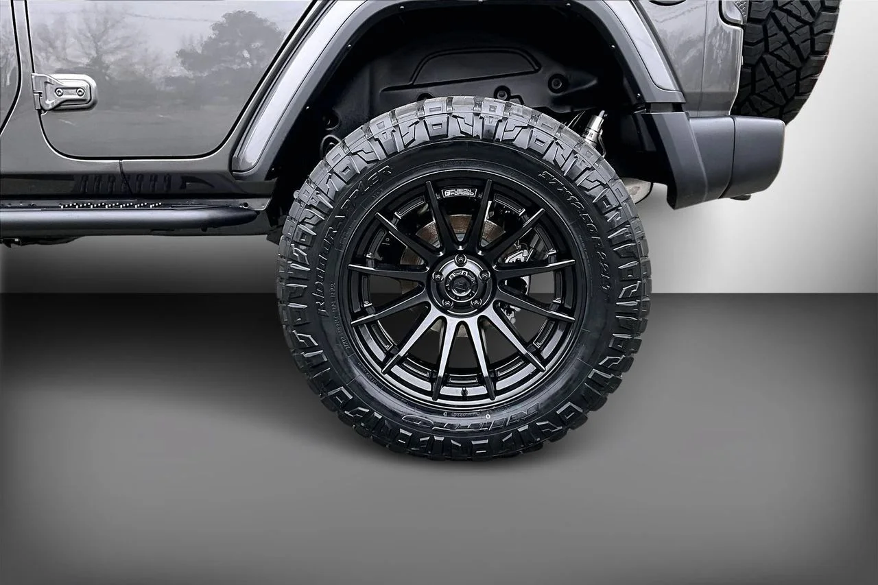 New 2026 Granite Crystal Metallic Clear-Coat Exterior Paint Jeep Sahara image 33
