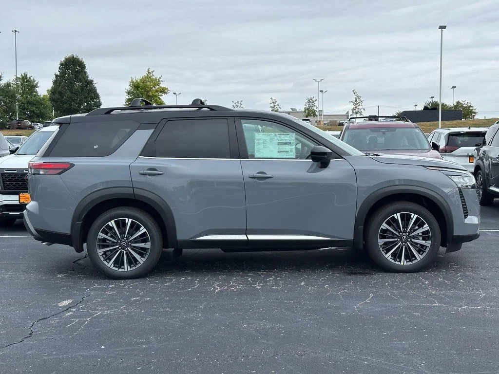 New 2026 Boulder Gray Pearl / Super Black Two-tone Nissan Platinum image 2