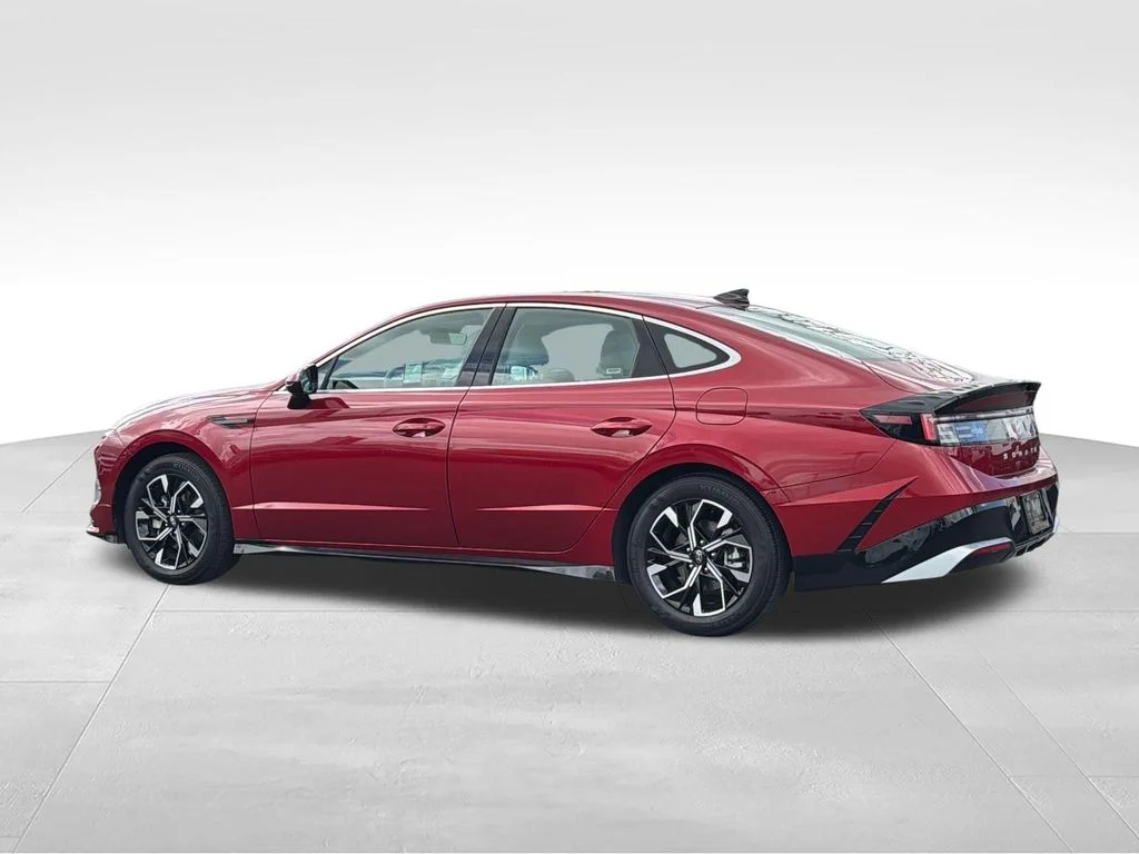 Used 2025 Red Hyundai SEL image 5