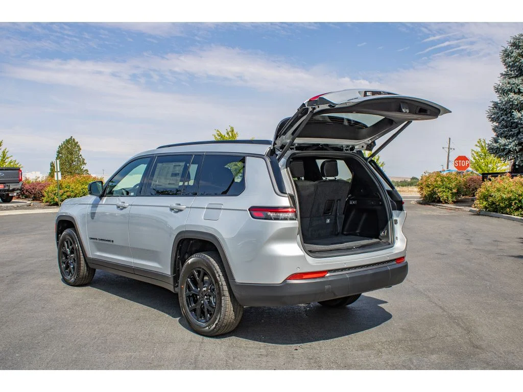 New 2026 Silver Zynith Exterior Paint Jeep Laredo Altitude image 9