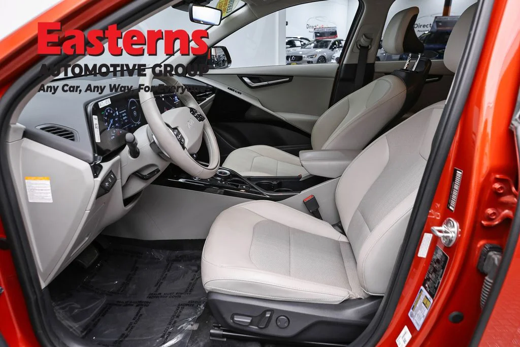 Used 2023 Red Kia Wind image 14