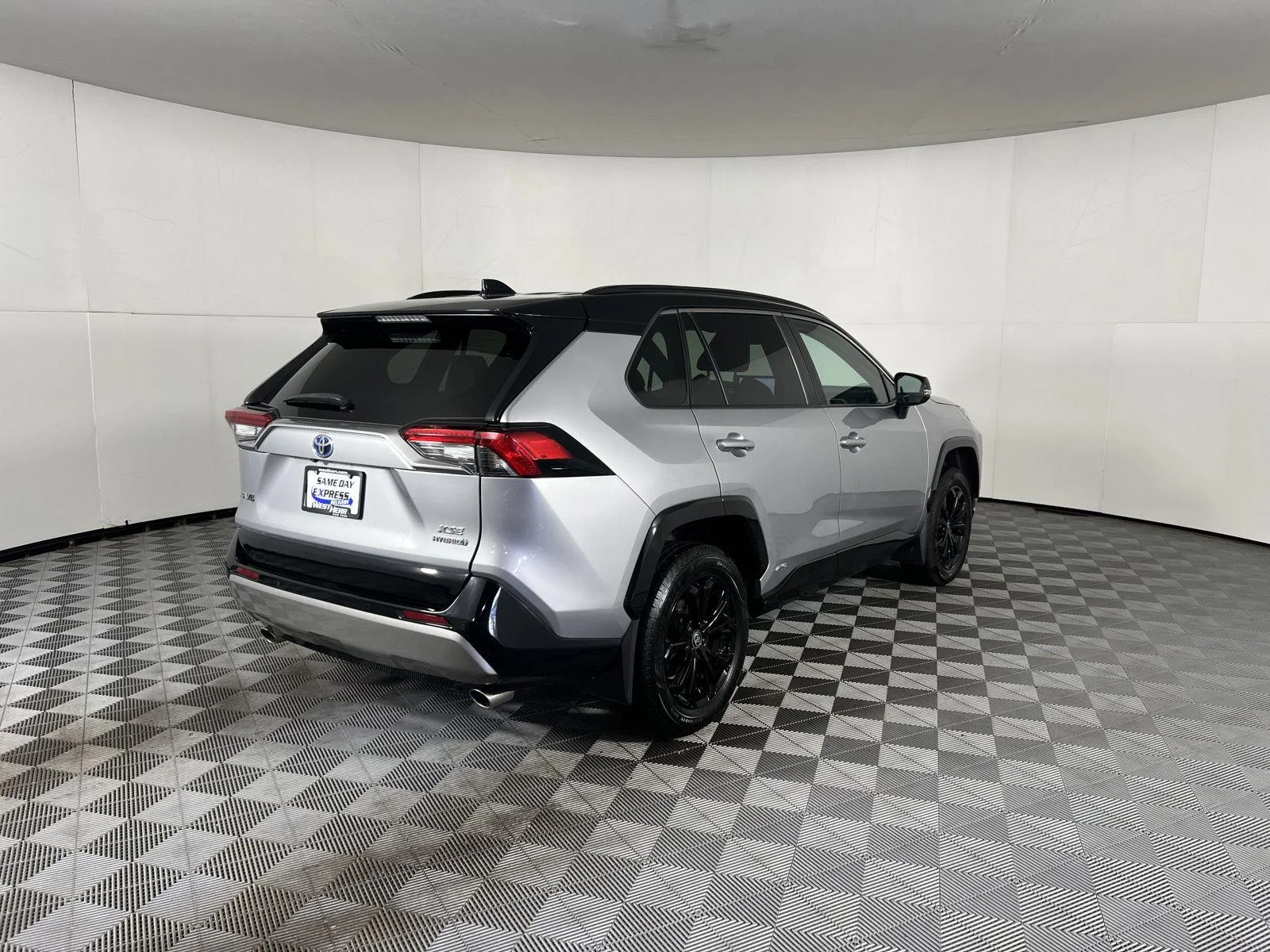 Used 2023 Silver Sky Metallic w/Midnight Black Metallic Roof Toyota XSE image 11