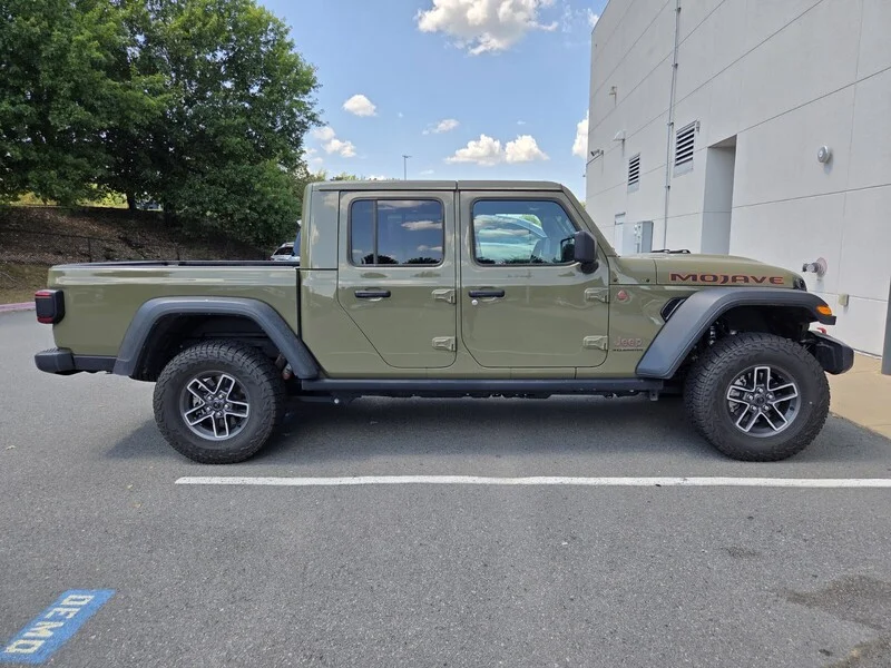 Used 2025 41 JEEP MOJAVE image 4