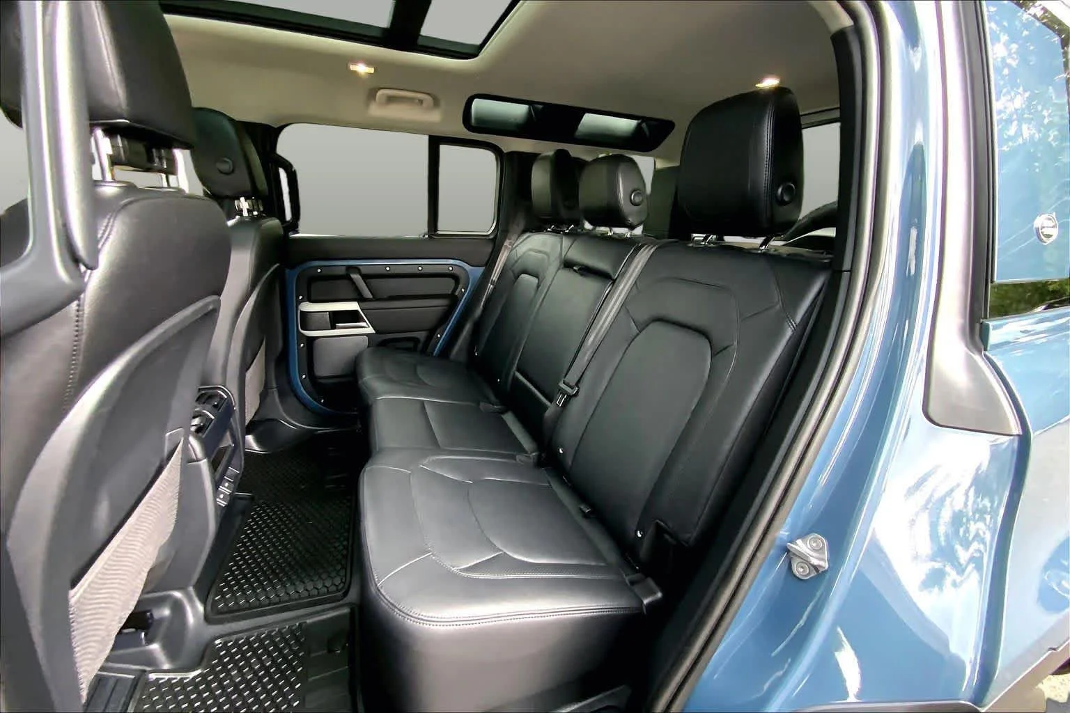 Used 2024 Tasman Blue Metallic Land Rover S image 19